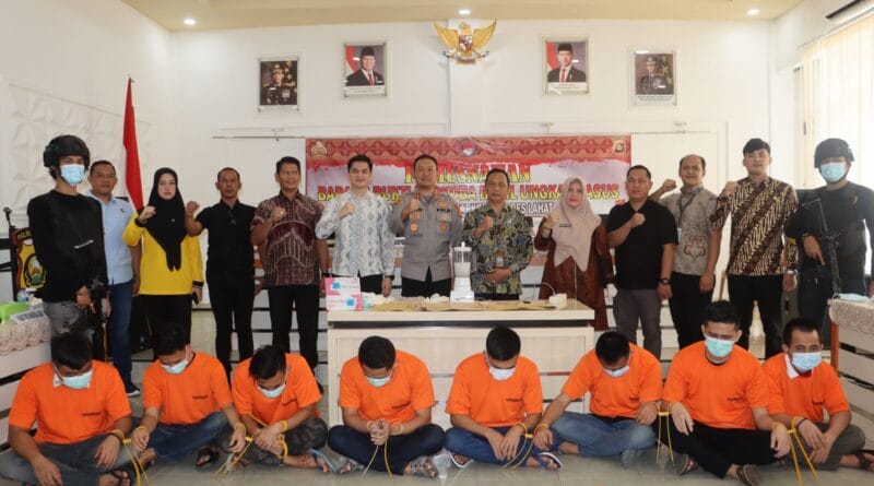 Kapolres Lahat AKBP Novi Edyanto bersama jajaran Satresnarkoba saat pemusnahan barang bukti sabu di Polres Lahat, Jumat 24 Oktober 2025.