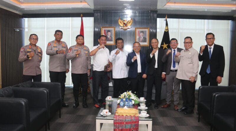 Palembang - Polda Sumatera Selatan menerima audiensi jajaran pengurus Badan Pimpinan Daerah (BPD) Perhimpunan Hotel dan Restoran Indonesia (PHRI) Sumatera Selatan di Ruang Delegasi Lantai 2 Mapolda Sumsel, Senin (3/11/2025). Pertemuan ini bertujuan memperkuat sinergi dan komunikasi antara kepolisian dengan pelaku usaha di sektor perhotelan dan restoran guna menjaga situasi kamtibmas yang kondusif. Kapolda Sumsel Irjen Pol Andi Rian R. Djajadi, S.I.K., M.H. diwakili oleh Direktur Intelkam Kombes Pol Hadi Wiyono, S.I.K. dalam kegiatan audiensi tersebut. Turut hadir mendampingi antara lain Wadir Binmas AKBP Koko Arianto, S.I.K., Dirpamobvit Kombes Pol Heru Agung Nugroho, S.I.K., serta Kabid Propam Kombes Pol Raden Azis Safiri, S.I.K., CPHR. Kombes Pol Hadi Wiyono menyambut baik kedatangan rombongan BPD PHRI Sumsel yang dipimpin Plt. Ketua Sholahudin Arsyad. Turut hadir Sekretaris Sarjuri, Bendahara Rebo Iskandar, serta sejumlah pengurus bidang lainnya. Dalam suasana dialog interaktif, kedua pihak membahas berbagai isu strategis terkait keamanan lingkungan usaha di bidang perhotelan dan restoran, termasuk langkah-langkah pencegahan potensi gangguan kamtibmas. “Kolaborasi antara kepolisian dan pelaku usaha merupakan bagian penting dalam menciptakan rasa aman bagi masyarakat. Kami mendukung penuh upaya bersama menjaga stabilitas keamanan, terutama di kawasan yang menjadi destinasi wisata,” ungkap Kombes Pol Hadi. Di tempat terpisah, Kabid Humas Polda Sumsel Kombes Pol Nandang Mu’min Wijaya, S.I.K., M.H., membenarkan kegiatan tersebut. Ia menegaskan bahwa Polda Sumsel selalu terbuka untuk berdialog dengan berbagai elemen masyarakat dan asosiasi usaha. “Audiensi ini menjadi momentum penting untuk memperkuat komunikasi dan sinergi. Polda Sumsel berkomitmen mendukung terciptanya iklim usaha yang aman, nyaman, dan kondusif di Sumatera Selatan, khususnya di sektor perhotelan dan restoran,” ujar Kombes Pol Nandang. Ia menambahkan, pihak kepolisian siap menindaklanjuti hasil diskusi dengan langkah-langkah preventif dan pembinaan berkelanjutan guna mewujudkan keamanan lingkungan usaha pariwisata. Kegiatan audiensi berlangsung dengan tertib, diakhiri dengan sesi foto bersama sebagai simbol sinergi antara Polda Sumsel dan PHRI Sumsel dalam mendukung pembangunan ekonomi daerah yang berlandaskan keamanan dan ketertiban masyarakat.