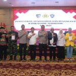 PALEMBANG – Kepolisian Daerah Sumatera Selatan (Polda Sumsel) bersama Korps Pembinaan Masyarakat (Korbinmas) Baharkam Polri menggelar kegiatan “Penyuluhan, Pencegahan, dan Penanganan Radikalisme/Terorisme T.A. 2025” di Auditorium lantai 7 Gedung Presisi Mapolda Sumsel, Senin (12/11/2025). Kegiatan ini bertujuan memperkuat sinergi antara Polri, pemerintah daerah, dan masyarakat dalam mencegah penyebaran paham radikal serta menumbuhkan kesadaran bersama menjaga keamanan dan kedamaian di Sumatera Selatan. Acara dibuka oleh Dirbintibmas Kakorbinmas Baharkam Polri, Kombes Pol M. Budi Hendrawan, S.I.K., M.H., dan dihadiri Dirbinmas Polda Sumsel Kombes Pol Hari Purnomo, S.I.K., S.H., M.H., yang mewakili Kapolda Sumsel. Peserta penyuluhan berasal dari berbagai kalangan, mulai dari personel Polda Sumsel, Bhabinkamtibmas, Babinsa, tokoh agama, tokoh masyarakat, hingga mahasiswa. Turut hadir pula Ketua FKUB Sumsel, Ketua MUI Sumsel, perwakilan PWNU, PWM, Walubi, PHDI, LDII, serta perwakilan instansi seperti Kesbangpol, Dinas Pendidikan, FKPT/BNPT Sumsel, dan unsur perangkat kelurahan/desa. Dalam sambutannya, Dirbinmas Polda Sumsel Kombes Pol Hari Purnomo menyampaikan bahwa upaya pencegahan radikalisme harus dimulai dari tingkat keluarga dan lingkungan masyarakat. “Radikalisme tidak hanya muncul karena faktor ideologi, tetapi juga akibat lemahnya literasi dan pengaruh media sosial. Karena itu, peran orang tua, guru, dan tokoh agama sangat penting untuk membentengi generasi muda dari paham menyimpang,” ujar Kombes Pol Hari Purnomo. Ia menambahkan bahwa Polda Sumsel terus berkomitmen untuk melibatkan berbagai pihak dalam memperkuat ketahanan masyarakat terhadap pengaruh paham ekstrem. “Kami terus mendorong Bhabinkamtibmas untuk aktif berdialog, memberikan edukasi, dan menjadi garda terdepan dalam menjaga lingkungan dari potensi radikalisasi,” tambahnya. Sementara itu, Kabid Humas Polda Sumsel Kombes Pol Nandang Mu’min Wijaya, S.I.K., M.H., menegaskan bahwa kegiatan ini menjadi bukti nyata komitmen Polri dalam menjalankan strategi pencegahan yang humanis dan edukatif. “Kegiatan ini adalah wujud sinergi antara Polri dan seluruh elemen masyarakat. Pencegahan radikalisme bukan hanya tugas aparat, tetapi tanggung jawab bersama seluruh warga bangsa,” ungkapnya. Ia juga mengapresiasi peran aktif tokoh agama dan akademisi yang hadir dalam kegiatan tersebut. “Kolaborasi lintas sektor ini penting untuk menjaga Sumatera Selatan tetap aman, damai, dan terhindar dari pengaruh paham yang memecah belah persatuan,” tegas Kombes Pol Nandang. Kegiatan penyuluhan menghadirkan dua narasumber utama, yakni Kakanwil Kemenag Provinsi Sumsel H. Abdul Rahman, S.Ag., M.Pd.I., dan mantan narapidana terorisme (eks napiter) Budi Setiawan Ismail alias Abu Ghozi. Kehadiran Abu Ghozi memberikan pandangan langsung mengenai bahaya radikalisasi dan pentingnya proses deradikalisasi yang berkelanjutan. Sebagai bagian dari acara, dilakukan penyerahan simbolis sarana kontak berupa buku “Damai Beragama di Bumi Nusantara” dan poster imbauan kamtibmas kepada perwakilan peserta. Kegiatan diakhiri dengan sesi diskusi interaktif, tanya jawab, dan foto bersama seluruh peserta.