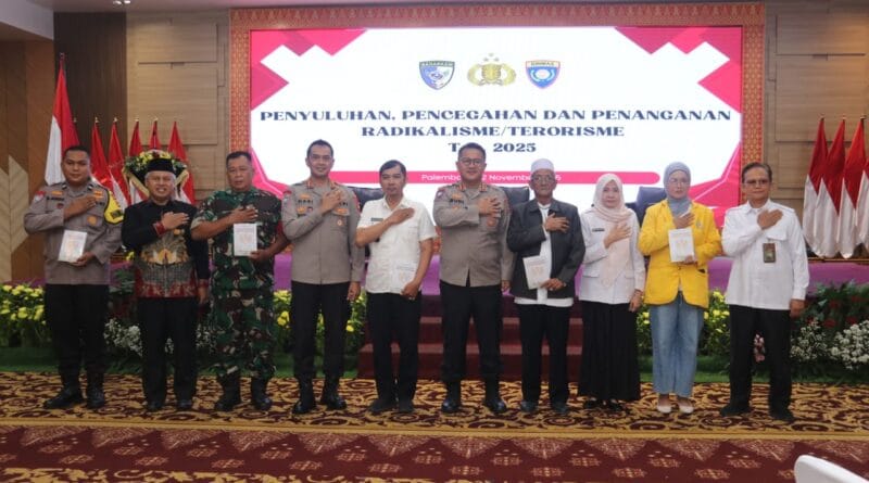 PALEMBANG – Kepolisian Daerah Sumatera Selatan (Polda Sumsel) bersama Korps Pembinaan Masyarakat (Korbinmas) Baharkam Polri menggelar kegiatan “Penyuluhan, Pencegahan, dan Penanganan Radikalisme/Terorisme T.A. 2025” di Auditorium lantai 7 Gedung Presisi Mapolda Sumsel, Senin (12/11/2025). Kegiatan ini bertujuan memperkuat sinergi antara Polri, pemerintah daerah, dan masyarakat dalam mencegah penyebaran paham radikal serta menumbuhkan kesadaran bersama menjaga keamanan dan kedamaian di Sumatera Selatan. Acara dibuka oleh Dirbintibmas Kakorbinmas Baharkam Polri, Kombes Pol M. Budi Hendrawan, S.I.K., M.H., dan dihadiri Dirbinmas Polda Sumsel Kombes Pol Hari Purnomo, S.I.K., S.H., M.H., yang mewakili Kapolda Sumsel. Peserta penyuluhan berasal dari berbagai kalangan, mulai dari personel Polda Sumsel, Bhabinkamtibmas, Babinsa, tokoh agama, tokoh masyarakat, hingga mahasiswa. Turut hadir pula Ketua FKUB Sumsel, Ketua MUI Sumsel, perwakilan PWNU, PWM, Walubi, PHDI, LDII, serta perwakilan instansi seperti Kesbangpol, Dinas Pendidikan, FKPT/BNPT Sumsel, dan unsur perangkat kelurahan/desa. Dalam sambutannya, Dirbinmas Polda Sumsel Kombes Pol Hari Purnomo menyampaikan bahwa upaya pencegahan radikalisme harus dimulai dari tingkat keluarga dan lingkungan masyarakat. “Radikalisme tidak hanya muncul karena faktor ideologi, tetapi juga akibat lemahnya literasi dan pengaruh media sosial. Karena itu, peran orang tua, guru, dan tokoh agama sangat penting untuk membentengi generasi muda dari paham menyimpang,” ujar Kombes Pol Hari Purnomo. Ia menambahkan bahwa Polda Sumsel terus berkomitmen untuk melibatkan berbagai pihak dalam memperkuat ketahanan masyarakat terhadap pengaruh paham ekstrem. “Kami terus mendorong Bhabinkamtibmas untuk aktif berdialog, memberikan edukasi, dan menjadi garda terdepan dalam menjaga lingkungan dari potensi radikalisasi,” tambahnya. Sementara itu, Kabid Humas Polda Sumsel Kombes Pol Nandang Mu’min Wijaya, S.I.K., M.H., menegaskan bahwa kegiatan ini menjadi bukti nyata komitmen Polri dalam menjalankan strategi pencegahan yang humanis dan edukatif. “Kegiatan ini adalah wujud sinergi antara Polri dan seluruh elemen masyarakat. Pencegahan radikalisme bukan hanya tugas aparat, tetapi tanggung jawab bersama seluruh warga bangsa,” ungkapnya. Ia juga mengapresiasi peran aktif tokoh agama dan akademisi yang hadir dalam kegiatan tersebut. “Kolaborasi lintas sektor ini penting untuk menjaga Sumatera Selatan tetap aman, damai, dan terhindar dari pengaruh paham yang memecah belah persatuan,” tegas Kombes Pol Nandang. Kegiatan penyuluhan menghadirkan dua narasumber utama, yakni Kakanwil Kemenag Provinsi Sumsel H. Abdul Rahman, S.Ag., M.Pd.I., dan mantan narapidana terorisme (eks napiter) Budi Setiawan Ismail alias Abu Ghozi. Kehadiran Abu Ghozi memberikan pandangan langsung mengenai bahaya radikalisasi dan pentingnya proses deradikalisasi yang berkelanjutan. Sebagai bagian dari acara, dilakukan penyerahan simbolis sarana kontak berupa buku “Damai Beragama di Bumi Nusantara” dan poster imbauan kamtibmas kepada perwakilan peserta. Kegiatan diakhiri dengan sesi diskusi interaktif, tanya jawab, dan foto bersama seluruh peserta.